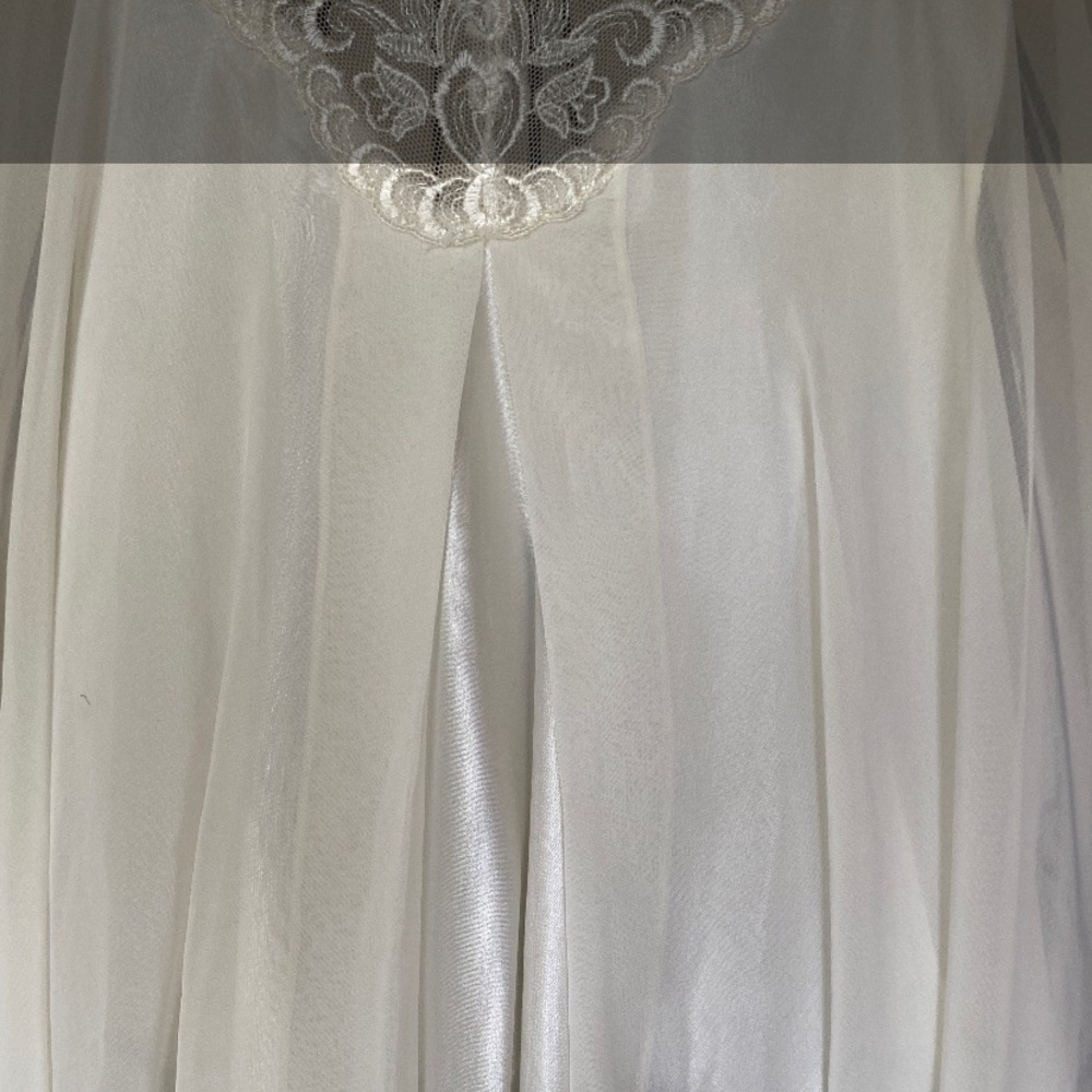 Victoria’s Secret Victorian long night gown size small - Picture 3 of 6